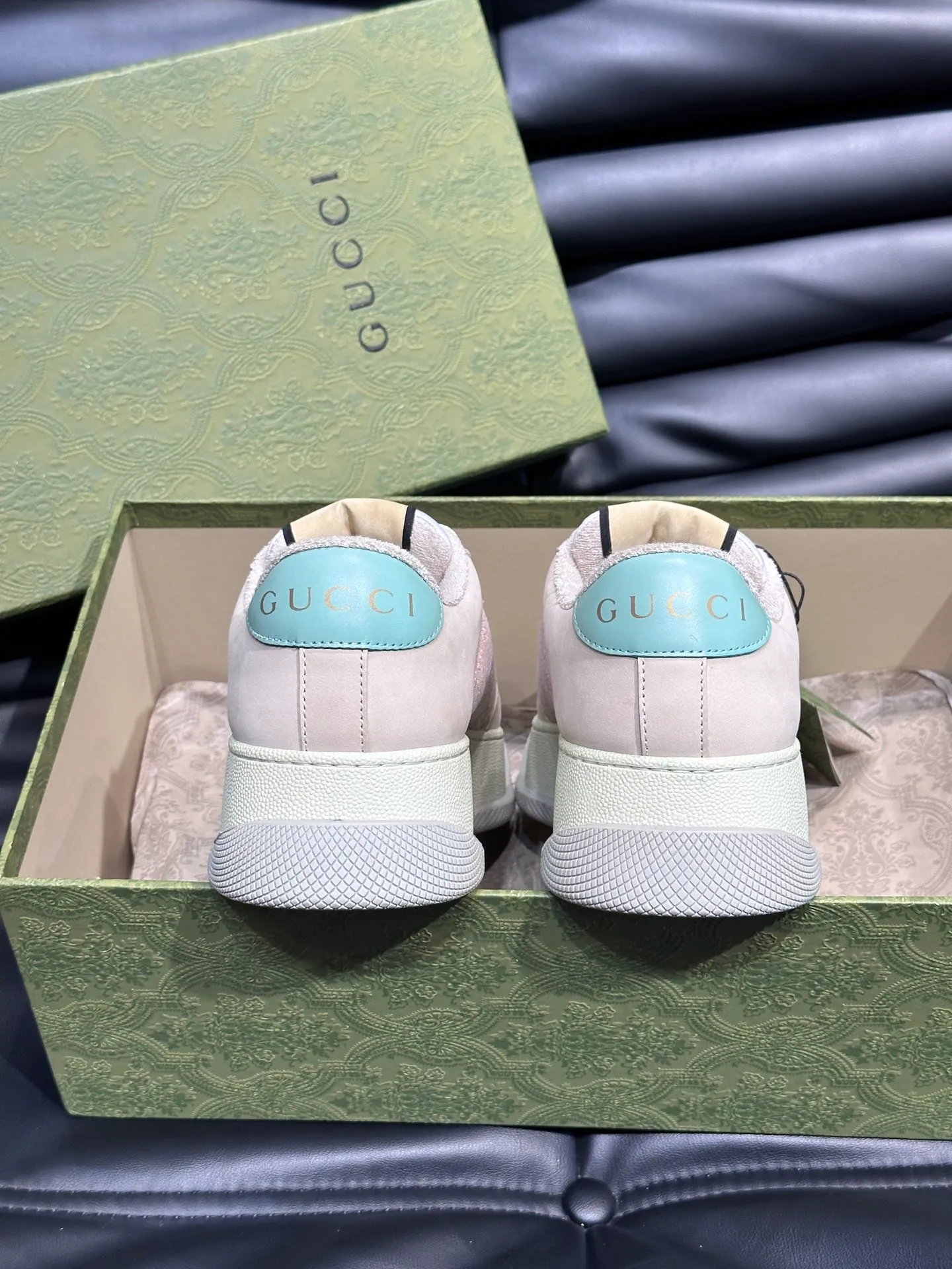 Men's men's shoes 💰p480 "GUCC*" Screener series 👫 Couple style GG thick-soled sneakers, the Screener series is inspired by the classic sneakers of the 1970s, cleverly incorporating the retro Gucci logo, two-color waterproof platform soles, and 5CM thick soles to enhance the aura, conveying the new design concept that a single product should be permanently accompanied by the passage of time, creating a retro distressed effect, decorated with metal double G oval enamel details! High-quality, versatile classic items, highly recommended. Size female 35-39, male 38-44